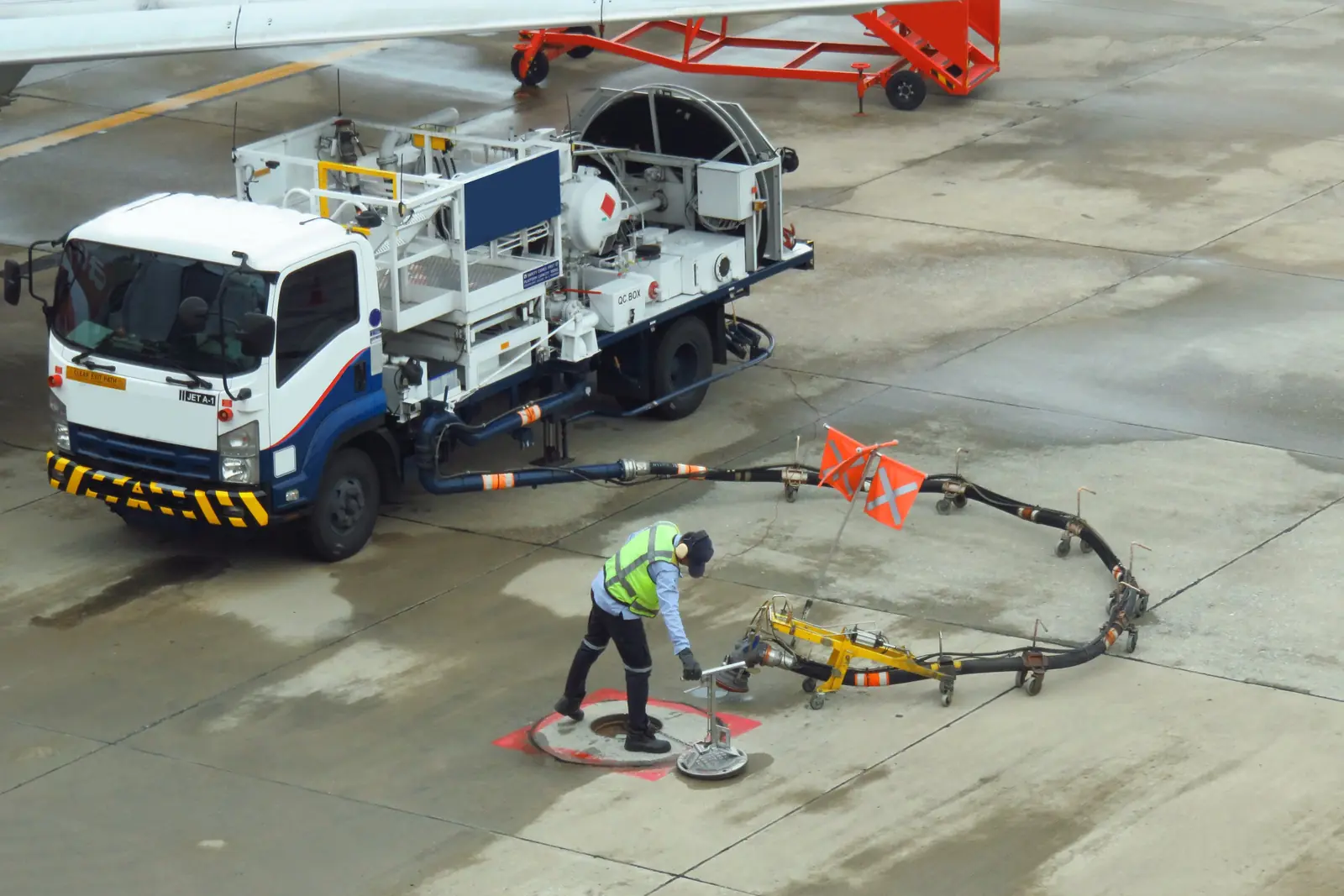 Hydrant dispenser connected on the apron